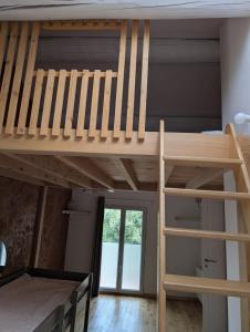 PujautにあるMaison de village de caractèreの窓付きの部屋のロフトベッド1台