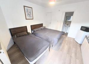 a bedroom with two beds and a television in it at Griffin Chalets in Southampton