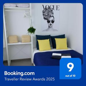 sypialnia z łóżkiem z żółtymi i niebieskimi poduszkami w obiekcie Studio Cocooning à 15 mn de Paris et à 8 mn du RER A ! w mieście Sartrouville
