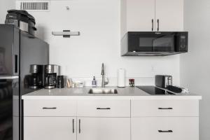 A cozinha ou kitchenette de Lodgeur Upper Kirby, Houston - Close to Greenway Plaza, Galleria, Montrose
