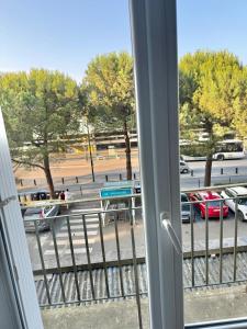 Blick auf einen Parkplatz aus dem Fenster in der Unterkunft Beauséjour in Saint-Herblain