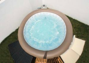 an overhead view of a swimming pool with a hoop at Torreira Beachside House in Torreira