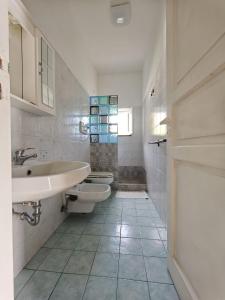 A bathroom at Hotel Rodà