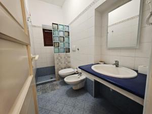 A bathroom at Hotel Rodà