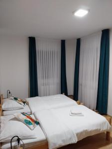 Posteľ alebo postele v izbe v ubytovaní Apartment Petra i Nikola