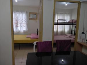 una stanza con due letti a castello e uno specchio di 2- bedroom condo in Davao a Davao