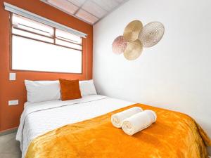 Carmen de ViboralApartamento Carmelina-solo a dos cuadras del parque的卧室里有一张床,床上放着两条毛巾。