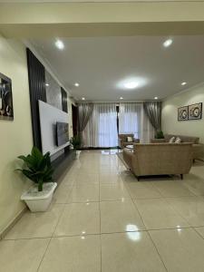 TV a/nebo společenská místnost v ubytování Bliss Ville Homes Buziga