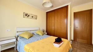 Schlafzimmer mit einem Bett und einer Holztür in der Unterkunft 1-bedrooms apartament Vista Roja, La Tejita in Granadilla de Abona + 16 Fotos