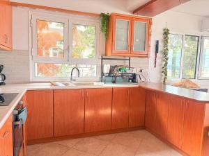 Imagen de la galería de To Kyma Seafront Apartment in Xylokastro, en Xylokastro