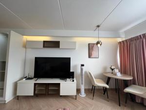 TV a/nebo společenská místnost v ubytování Lazy House at Impact Muangthong
