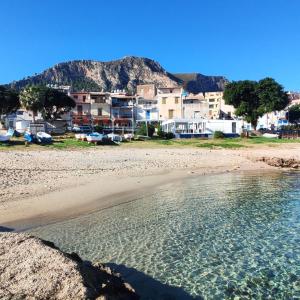 a view of a beach with houses in the background at A' Terrazza in Santa Flavia +15 photos