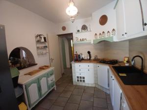Kuchnia lub aneks kuchenny w obiekcie Le clos Roby maison avec piscine proche du centre historique