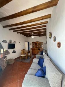 un soggiorno con quattro divani e un tavolo di Casa Estrella de la Alpujarra a Almegíjar Altre 52 foto