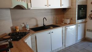 Kuchnia lub aneks kuchenny w obiekcie Le clos Roby maison avec piscine proche du centre historique
