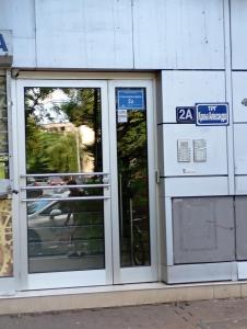 ニシュにあるApartment Aleksandrijaの看板付きの建物のガラス戸 +148枚の写真