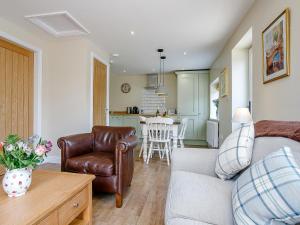 a living room with a couch and a chair at Wits End Cottage in Martin