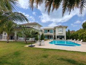 una casa con piscina e cortile di Casa de Campo Luxury Villa with private Pool & Jacuzzi, Near Beach, Marina, Golf, Restaurants & Altos de Chavon a La Romana