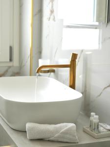 Ένα μπάνιο στο Luxenti Luxury Rooms