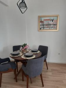 ein Esszimmer mit einem Tisch und zwei Stühlen in der Unterkunft Dvosoban stan Akacija Trebinje in Trebinje
