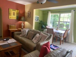 Istumisnurk majutusasutuses Cozy Cottage near Beaches and Downtown Sarasota VR-00163