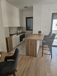 eine Küche mit Tisch und Stühlen in einem Zimmer in der Unterkunft Dvosoban stan Akacija Trebinje in Trebinje