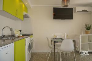 Η κουζίνα ή μικρή κουζίνα στο Holidays P14 Sea View