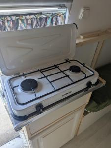 Campervans的厨房或小厨房