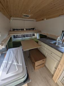 Campervans的厨房或小厨房