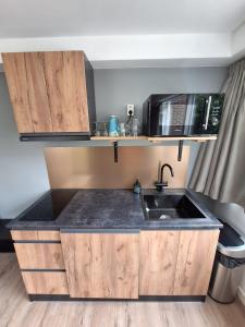 Kuchyň nebo kuchyňský kout v ubytování Beautiful apartment close to sea Beach Life 51A