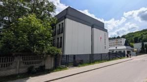 a large white building on the side of a street at Apartamenty Premium Gdynia Grabowo 5 in Gdynia