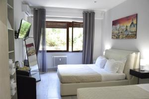 Una habitación de hotel con dos camas y una ventana. en Saint Peter Elegance Suite, en Roma
