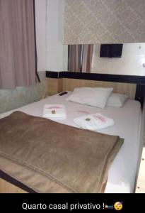 un lit avec deux serviettes dessus dans l'établissement Hotel Las Vegas Guarulhos, à Guarulhos