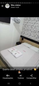 une photo d'un lit avec deux serviettes dessus dans l'établissement Hotel Las Vegas Guarulhos, à Guarulhos