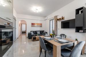 a kitchen and living room with a table and chairs at Villa vista azzurra in Maragkas