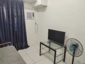 Una televisión o centro de entretenimiento en Nice 1 BR, Horizon 101, Cebu City