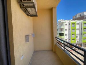 Μπαλκόνι ή βεράντα στο Bayt Hassan A12 - 2 bedrooms European new apartment