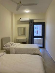 Ένα ή περισσότερα κρεβάτια σε δωμάτιο στο Bayt Hassan A12 - 2 bedrooms European new apartment