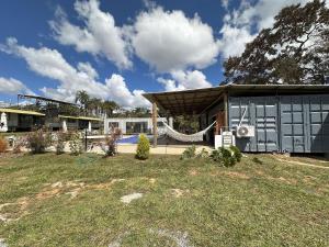 a house with a hammock in the yard at Casa Villela na Villela Home Stay Lago Sul in Brasilia