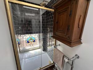 una ducha de cristal en un baño con mueble en The Royal Tay Apartment, en Dundee 24 fotos más