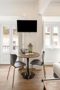 a dining room with a table and chairs and a tv at Solar das Termas in Caldas da Rainha +26 photos