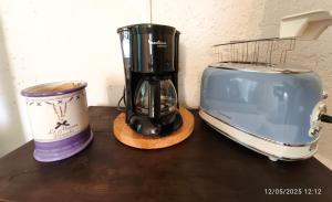 法杰托拉廖Uno scorcio sul lago的咖啡壶和桌子上的搅拌机