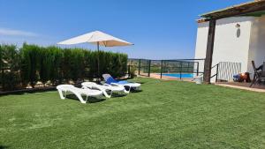 The swimming pool at or close to Mirador del Sotillo
