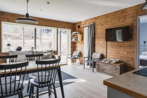 耶尔夫瑟Nice apartment in Järvsö by the slopes的配有桌椅的厨房和客厅