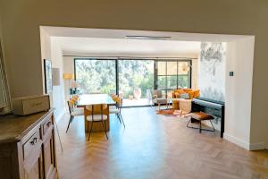 eine Küche und ein Wohnzimmer mit Tisch und Stühlen in der Unterkunft Villa art de vivre & absolute calm Baux de Provence in Les Baux-de-Provence