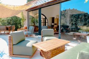 eine Terrasse mit zwei Stühlen und einem Tisch in der Unterkunft Villa art de vivre & absolute calm Baux de Provence in Les Baux-de-Provence