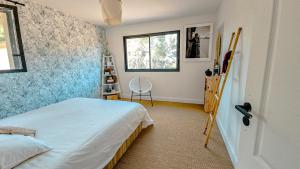 ein Schlafzimmer mit einem Bett und einem Fenster in der Unterkunft Villa art de vivre & absolute calm Baux de Provence in Les Baux-de-Provence + 68 Fotos