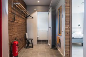 耶尔夫瑟Nice apartment in Järvsö by the slopes的走廊,带一张床和一个灭火器的房间