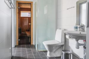 un baño con inodoro y lavabo en Nice apartment in Järvsö by the slopes, en Järvsö