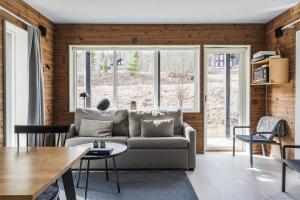 una sala de estar con un sofá y una mesa en Nice apartment in Järvsö by the slopes, en Järvsö